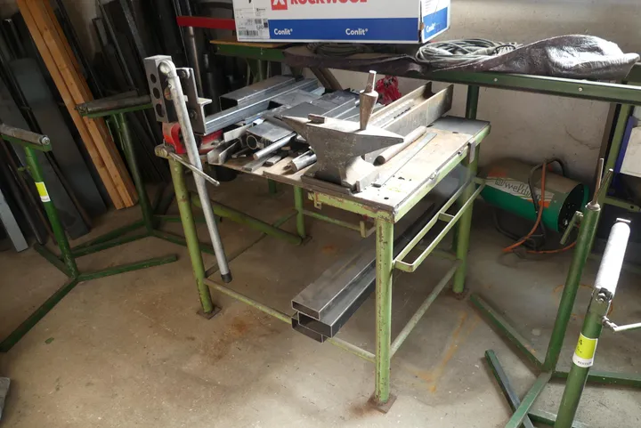 Werktisch mit Schraubstock und Inhalt Maße in cm ca.: 80x100x83